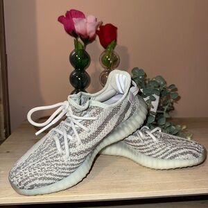 Stylish Women's Gray Pattern Sneakers